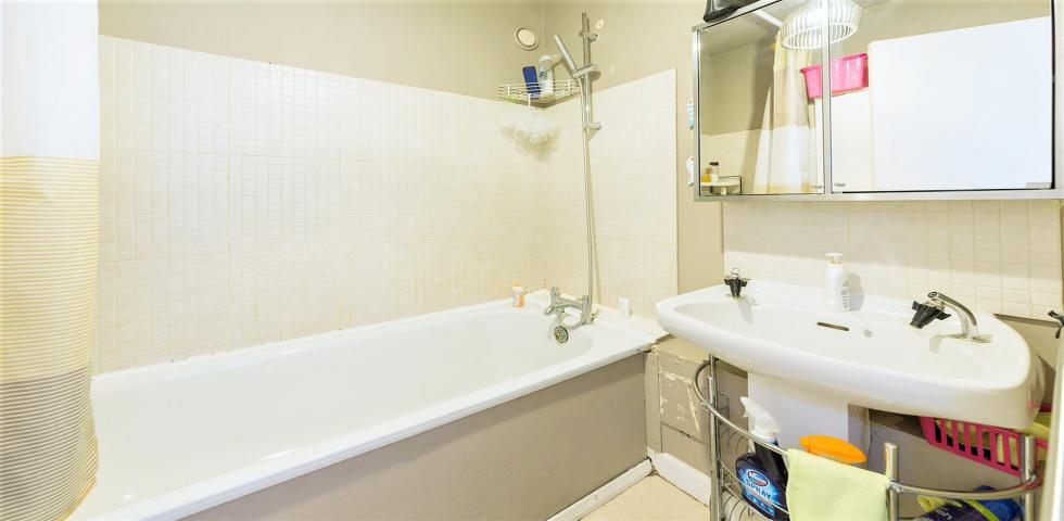 			HEATING and HOT WATER INCLUDED, 2 Bedroom, 1 bath, 1 reception Maisonette			 Tavistock Crescent, Ladbroke Grove/Notting Hill